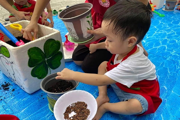 be-thu-hoach-rau-muong-baby-cs-hoa-binh