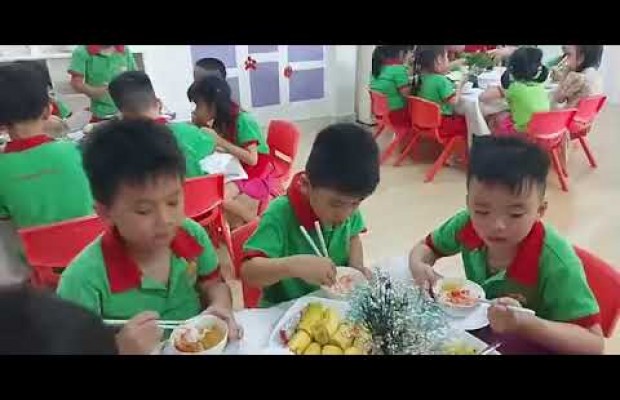 Bữa trưa vui vẻ của lớp Mickey 2 - CS Vườn Lài