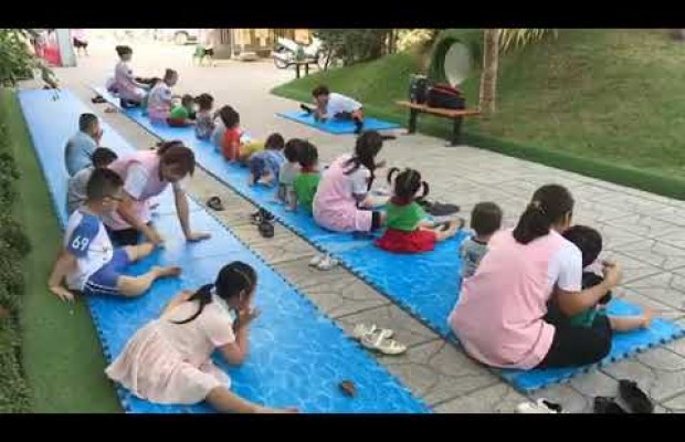Yoga sáng của các bé CS Hòa Bình