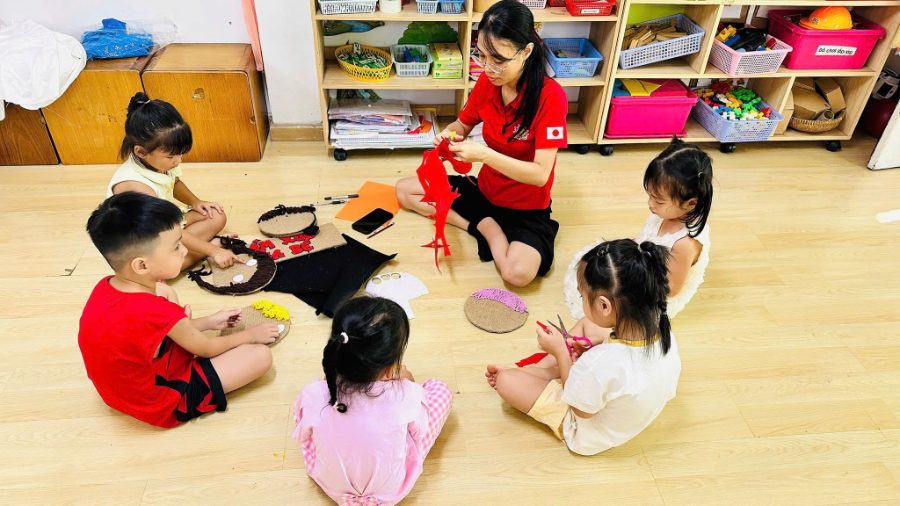 Cô và trẻ Happy House cùng sắp xếp đồ dùng chuẩn bị cho năm học mới