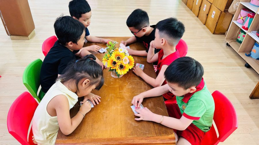 Trẻ Happy House cùng nhau chuẩn bị lớp học trước ngày tựu trường