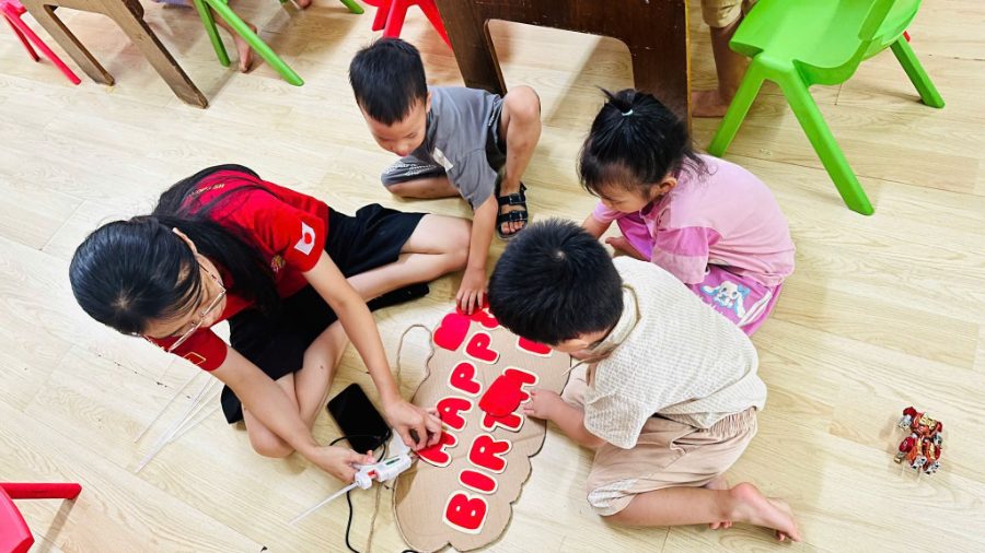 Cô và trẻ Happy House cùng hoạt động trong lớp