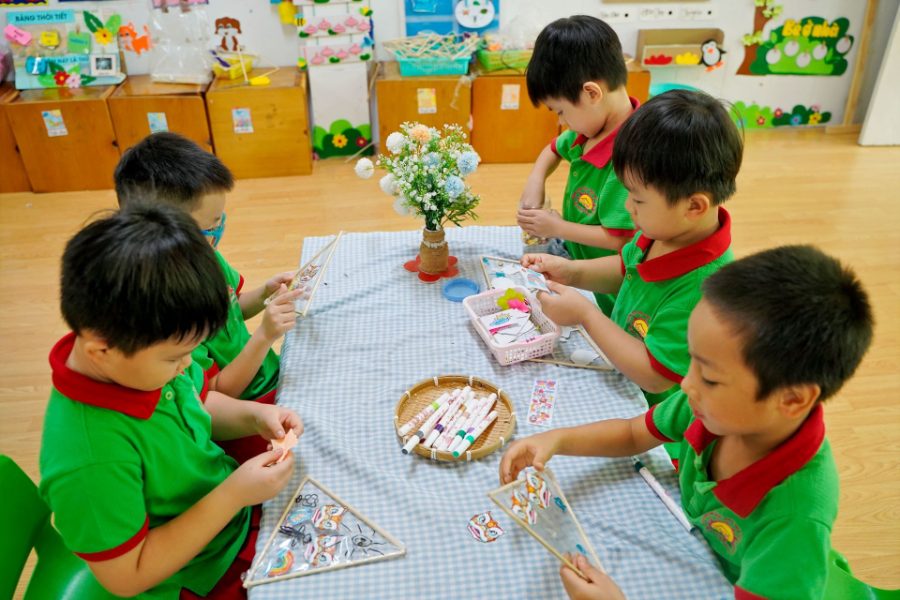 Trẻ Happy House tự tay làm lồng đèn Trung thu