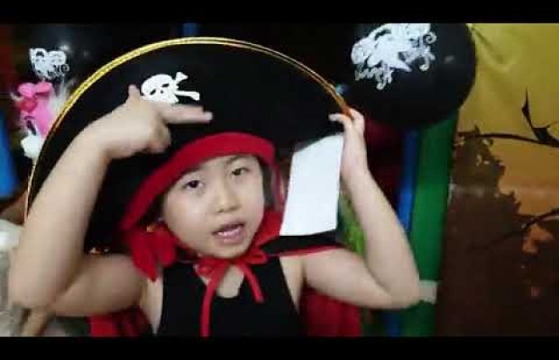 Vương quốc Halloween đáng yêu của bé