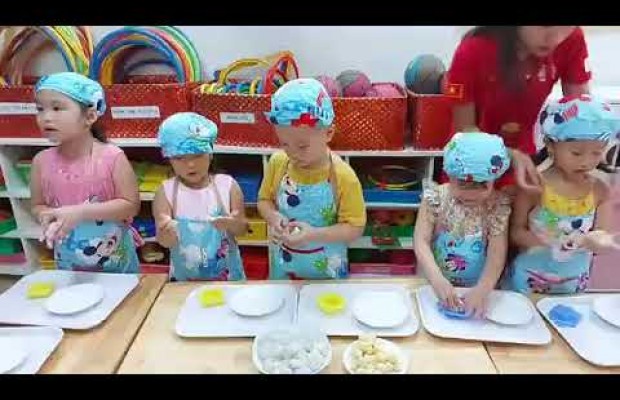 Đầu bếp nhí lớp Panda 1 làm bánh dẻo