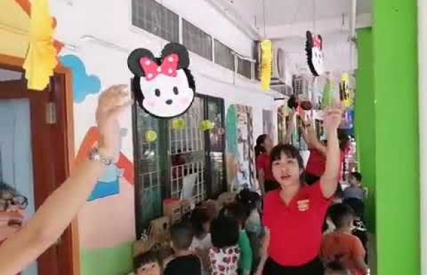 Bé đi ngắm lồng đèn - CS Lũy Bán Bích