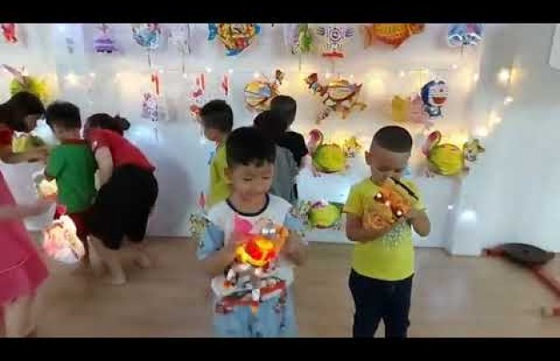 Các bạn lớp Mickey 3 dạo phố lồng đèn