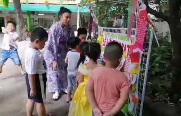 Bé trang trí điều ước trong Lễ hội Tanabata