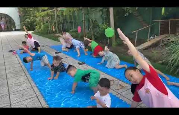 Yoga kids buổi sáng cùng các bé