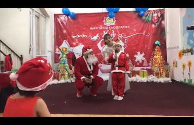 Bé vui cùng ông già Noel và công chúa tuyết