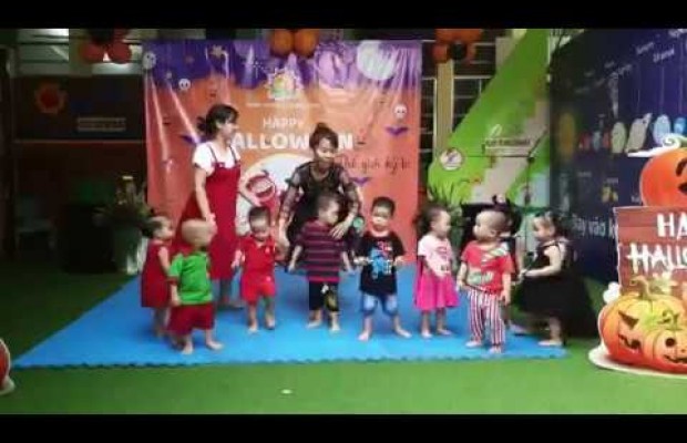 Bé biểu diễn thời trang ngày hội Halloween