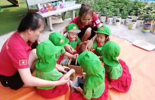 Bé gieo hạt mầm Chào đón tết sang