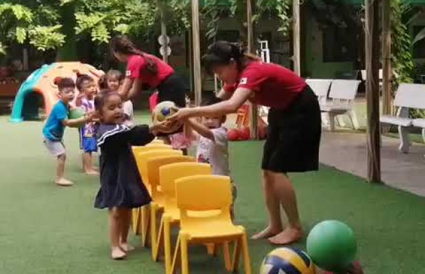 Team building Khối Bambi với trò chơi Đưa bóng về rổ