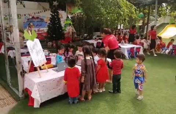 Bé ăn tiệc tại nhà hàng Happy House 2