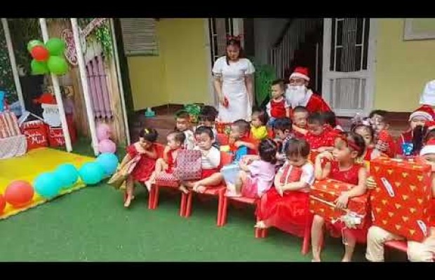 Ông già Noel phát quà cho các bé - CS Vườn Lài