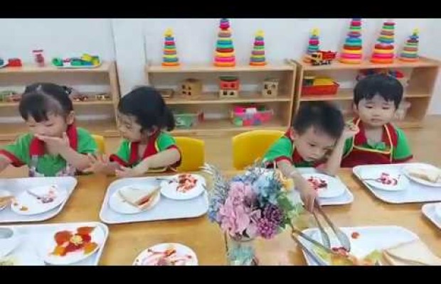 Bé làm sandwich trái cây - Lớp Bambi 4