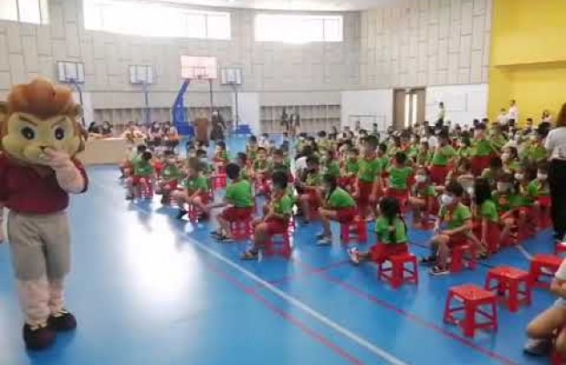 Các bé 5-6 tuổi tham quan trường Việt Úc ̣VAS)
