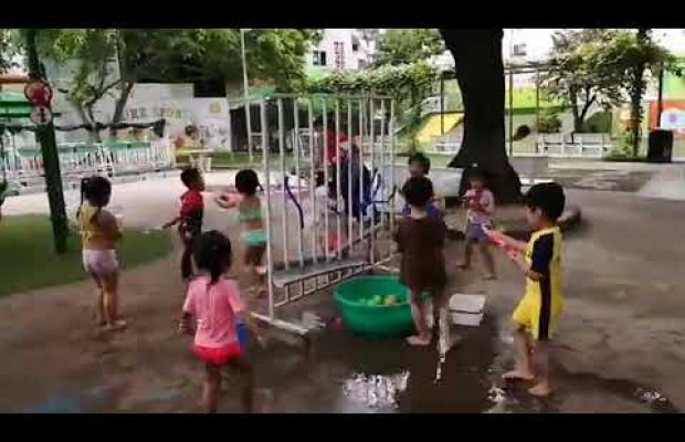 Bé chơi với nước tại trường mầm non