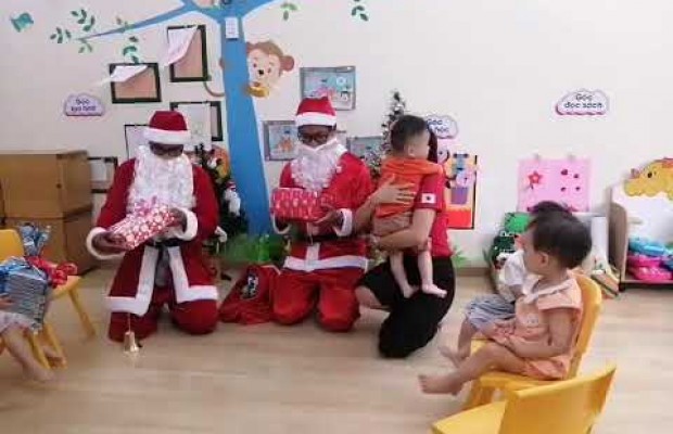 Ông già Noel tặng quà cho bé lớp Momo