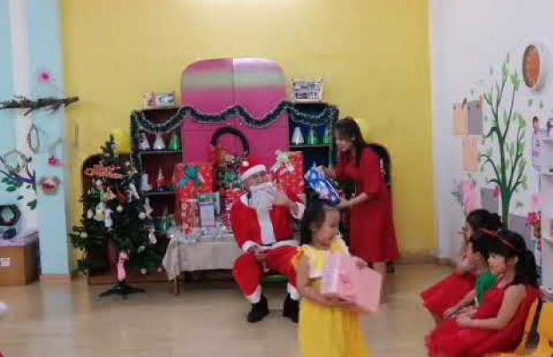 Ông già Noel tặng quà cho các bé lớp Asagao 2
