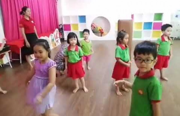Lớp Dance kids của bé