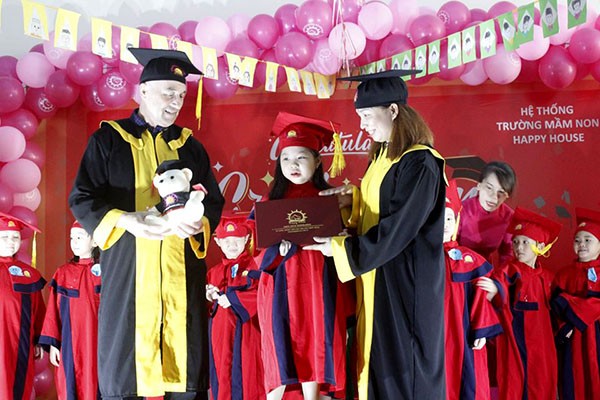 Lễ trao bằng tốt nghiệp các bé Khối Lá