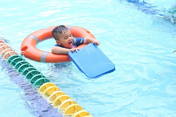 Trẻ học bơi tại trường mầm non 